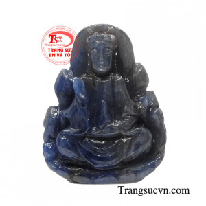 Mặt Quan Âm saphir an yên được chạm khắc tinh xảo, tỉ mỉ.