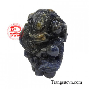 Mặt rồng saphir chất lượng được chạm khắc công phu hình rồng uy nghi.