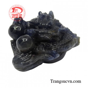 Sản phẩm được chế tác tác công phu từ đá saphir thiên nhiên, hợp phong thủy.