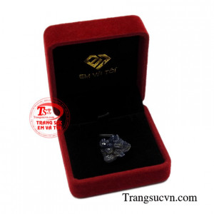 Mặt rồng saphir may mắn tinh xảo.