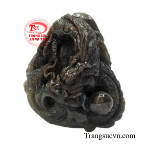 Mặt rồng saphir quyền lực chạm khắc tinh tế, sinh động.