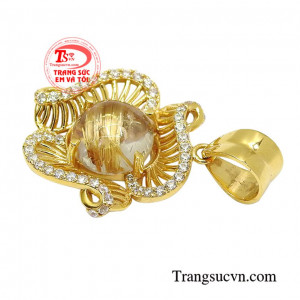 Sản phẩm kết hợp cùng dây chuyền vàng vừa tinh tế mà còn phù hợp với nhiều kiểu trang phục.