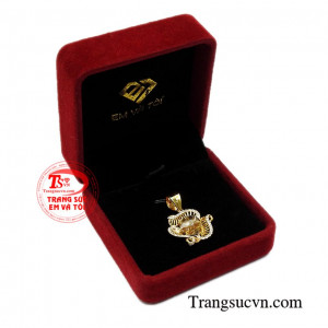 Mặt thạch anh tóc thanh lịch quý phái.