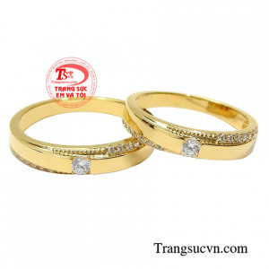 Nhẫn cưới lời cam kết tình yêu được chế tác trên chất liệu vàng 18k bền đẹp, sáng bóng.
