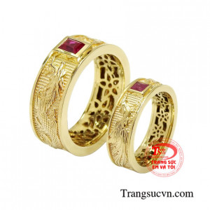 Nhẫn cưới ruby rồng phượng được chạm khắc vô cùng tinh xảo trên chất liệu vàng 18k.