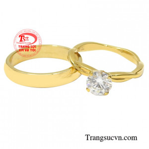 Nhẫn cưới tình yêu đậm sâu được chế tác hoàn mỹ trên chất liệu vàng 18k sáng bóng.