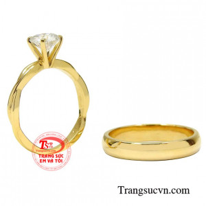 Nhẫn cưới tình yêu đậm sâu được khắc chữ miễn phí.