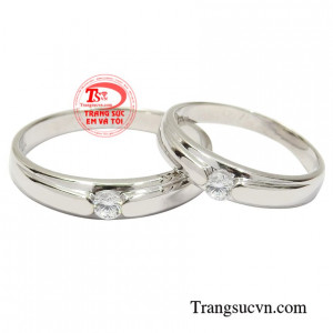 Nhẫn cưới vàng trắng sâu đậm kiểu dáng cổ điển nhưng vẫn rất hợp thời trang.