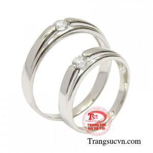 Nhẫn cưới vàng trắng sâu đậm mang đến vẻ đẹp tinh tế, đảm bảo chất lượng cho người dùng.