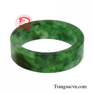 Từ xưa, nhẫn ngọc cẩm thạch đã được các bậc vương gia, con nhà quý tộc ưa chuộng để thể hiện thân thế của mình.