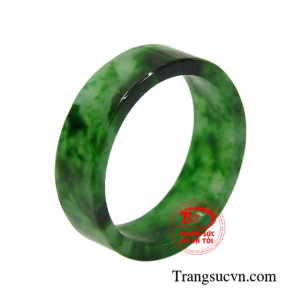 Nhẫn ngọc đẹp được làm từ ngọc cẩm thạch thiên nhiên.