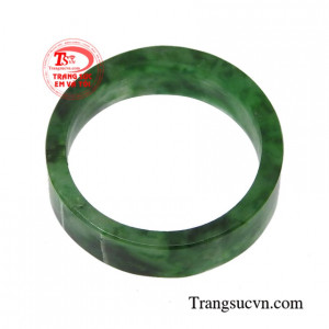 Và người ta tin rằng đeo nhẫn ngọc cẩm thạch sẽ giúp mang lại thịnh vượng, phú quý.