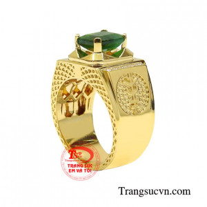 Điểm nhấn của chiếc nhẫn chính là viên ngọc lục bảo xanh màu sắc đẹp mắt, cùng những viên kim cương lấp lánh làm tăng giá trị của chiếc nhẫn.