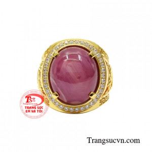 Chiếc nhẫn này còn được chạm khắc hình rồng tạo nét ấn tượng và đặc biệt cho sản phẩm. Linh vật rồng là biểu tượng của quyền quý, cao sang, hợp phong thủy.