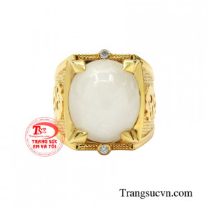 Nhẫn nam vàng từ lâu đã được rất nhiều phái mạnh ưa chuộng, nó không chỉ đem lại phong cách thời trang mà còn mang đến sự sang trọng và đẳng cấp.