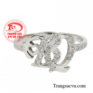 Chiếc nhẫn này giúp các cô gái trông hợp thời trang hơn mà lại vẫn vô cùng nữ tính.