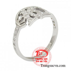 Nhẫn nữ chữ vàng thời trang chế tác kiểu cách, tinh tế.