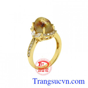 Nhẫn nữ thạch anh tóc thanh lịch được chế tác một cách tỉ mỉ, màu sắc hài hòa, bắt mắt.