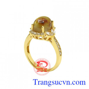 Nhẫn vàng đá quý ngày càng được nhiều nữ giới yêu thích, không chỉ bởi mang đến vẻ đẹp mà còn đem lại nhiều may mắn trong phong thủy.