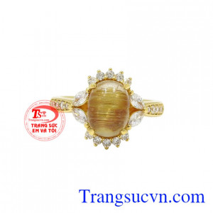 Nhẫn nữ thạch anh tóc thanh lịch món quà tặng dành cho người mệnh Kim và Thổ.