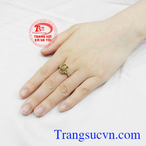 Nhẫn nữ thạch anh tóc thanh lịch