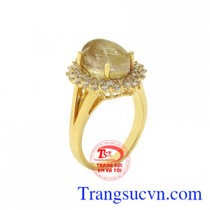 Nhẫn nữ thạch anh tóc tinh tế được chế tác vô cùng tinh xảo tôn lên nét đẹp của chiếc nhẫn.