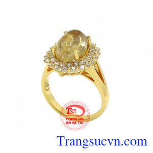 Trong phong thủy, đá thạch anh tóc mang đến nhiều vận may về tài lộc và thịnh vượng đến cho người đeo.