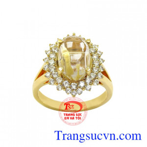 Với điểm nhấn là viên thạch anh tóc sáng trong, màu sắc bắt mắt giúp cho người đeo thêm phần nổi bật tạo nét ấn tượng cho phái đẹp.