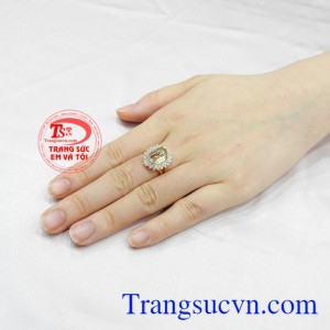 Nhẫn nữ thạch anh tóc tinh tế.