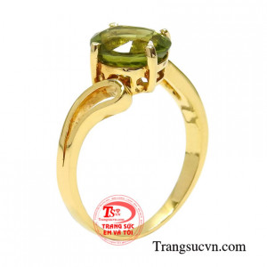 Nhẫn nữ vàng đẹp được chế tác tinh tế từ đá peridot thiên nhiên và vàng 14k sáng bóng.