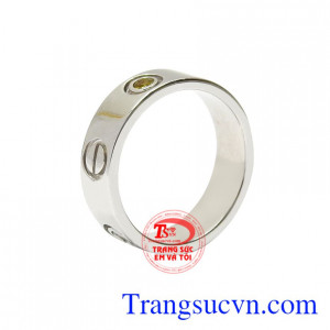 Nhẫn saphir vàng trắng xu hướng được chế tác tinh tế, hợp thời trang.