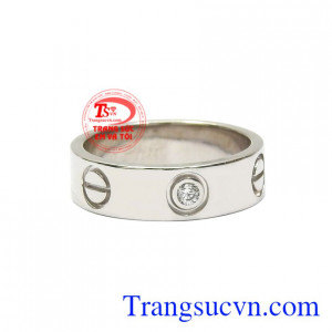 Với điểm nhấn là viên saphir thiên nhiên khiến cho chiếc nhẫn trông nổi bật hơn, giúp người đeo tăng phần thu hút.