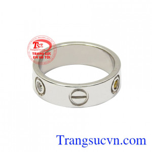 Kiểu dáng cổ điển, bản to tôn lên vẻ cá tính mà lại vẫn vô cùng duyên dáng.