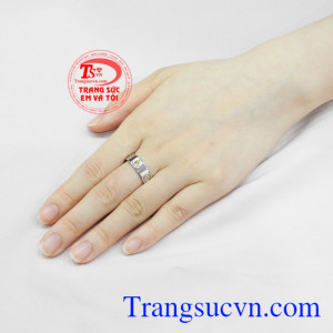 Nhẫn saphir vàng trắng xu hướng đẹp.