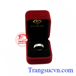 Nhẫn saphir vàng trắng xu hướng bảo hành uy tín.