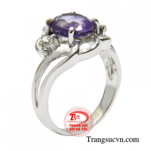 Nhẫn thạch anh tím được chế tác đầy tinh xảo mang đến vẻ đẹp duyên dáng cho người đeo.