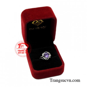 Nhẫn thạch anh tím hợp mệnh.