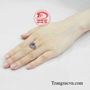 Nhẫn thạch anh tím đẹp mắt.