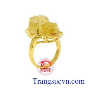 Nhẫn vàng nữ tỳ hưu may mắn được chế tác tinh xảo từ viên thạch anh tóc thiên nhiên cùng chất liệu vàng 18k.