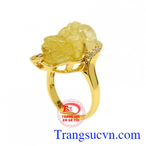 Nhẫn tỳ hưu được nhiều khách hàng yêu thích bởi người ta tin rằng linh vật này sẽ giúp mang đến tiền tài, thịnh vượng.