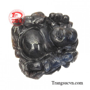 Phật Di Lặc thường gắn liền với hình ảnh tươi cười, hiền hòa, hoan hỉ, dáng bệ vệ, bụng căng, bóng, thân hình thấp tròn đầy