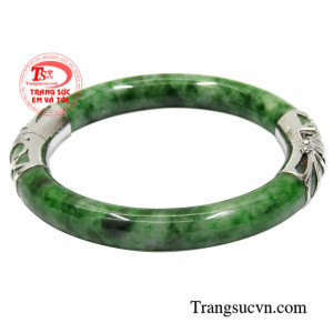 Vòng ngọc bọc vàng trắng đẹp được chế tác bằng vàng 14k chất lượng, sáng bóng.