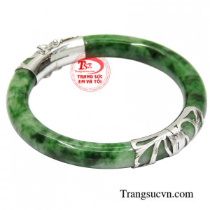 Không chỉ để làm đẹp đeo chiếc vòng ngọc này còn đem lại nhiều may mắn và bình an đến cho các quý cô.