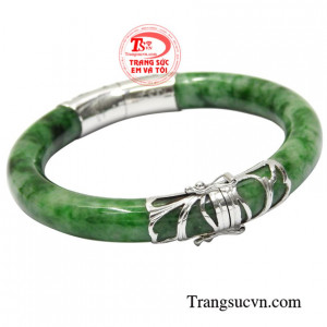 Từ xưa đến nay, vòng ngọc luôn được phái đẹp đặc biệt yêu thích ngày nay với công nghệ hiện đại hơn vòng ngọc bọc vàng lại được ưa chuộng hơn hết.