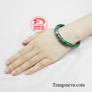 Vòng ngọc bọc vàng trắng đẹp sang trọng.