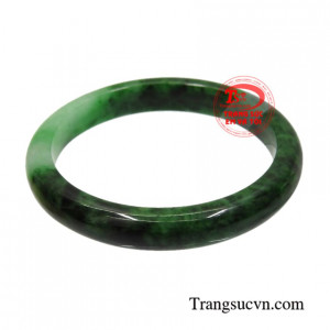 Vòng ngọc cẩm thạch cát tường được chế tác sáng bóng, chất lượng.