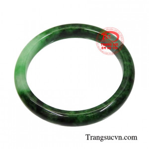 Người ta tin rằng, jadeite hay còn gọi là ngọc cẩm thạch có tác dụng giúp điều hòa khí huyết, làm giảm căng thẳng tạo sự thoải mái, hạnh phúc cho người dùng.