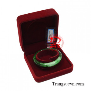 Vòng ngọc cẩm thạch cát tường tinh tế.