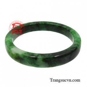 Vòng ngọc cẩm thạch hưng thịnh mang đến bình an, may mắn cho người đeo.