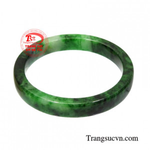 Chiếc vòng ngọc này đem lại vẻ sang trọng và quý phái đến cho phái đẹp.